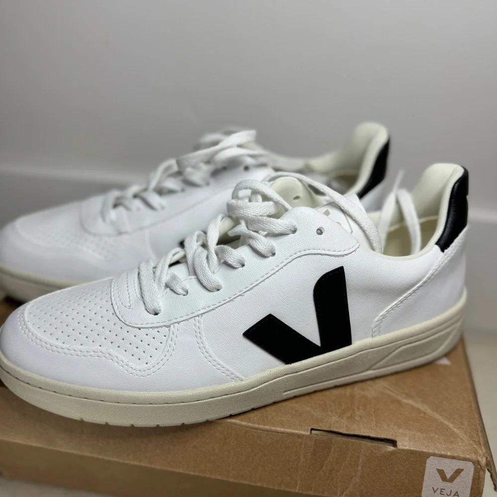 NIB VEJA V-10 Men’s Lace Up Sneakers in White/Black - Size 11.5 - Picture 1 of 9